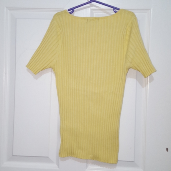 (3 FOR $20) Yellow t-shirt. Girls/Womens. - Picture 3 of 3